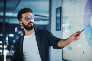 Imagem homem apontando pata tela